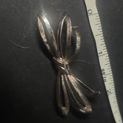 Vintage Signed Coro Silver Tone Textured Four Strand Ribbon Bow Brooch Pin - Thumbnail 4