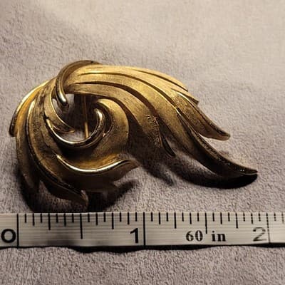 Vintage Crown Trifari Textured Gold Tone Feather Swirl Brooch Pin Classic MCM 60 - Thumbnail 4