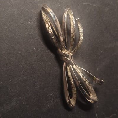 Vintage Signed Coro Silver Tone Textured Four Strand Ribbon Bow Brooch Pin - Thumbnail 6