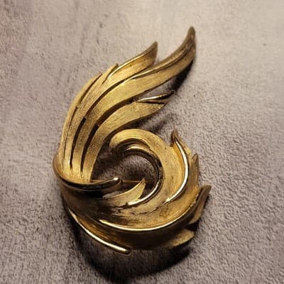 Vintage Crown Trifari Textured Gold Tone Feather Swirl Brooch Pin Classic MCM 60 - Image 1