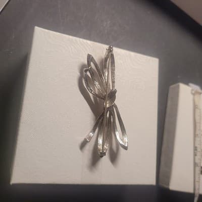 Vintage Signed Coro Silver Tone Textured Four Strand Ribbon Bow Brooch Pin - Thumbnail 8