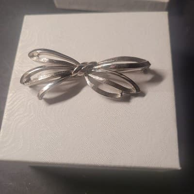 Vintage Signed Coro Silver Tone Textured Four Strand Ribbon Bow Brooch Pin - Thumbnail 5