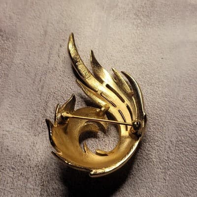 Vintage Crown Trifari Textured Gold Tone Feather Swirl Brooch Pin Classic MCM 60 - Thumbnail 2