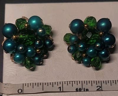 Vintage Crown Trifari Blue Green Bead Cluster Clip Earrings 1950s - Thumbnail 4