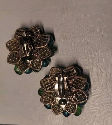 Vintage Crown Trifari Blue Green Bead Cluster Clip Earrings 1950s - Thumbnail 3