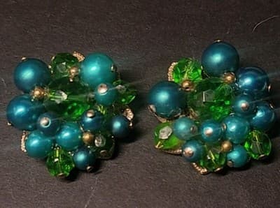 Vintage Crown Trifari Blue Green Bead Cluster Clip Earrings 1950s - Thumbnail 5