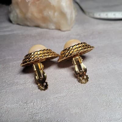 Classic Designer Quality Faux Pearl & Gold Tone Braided Circle Clip Earrings - Thumbnail 4