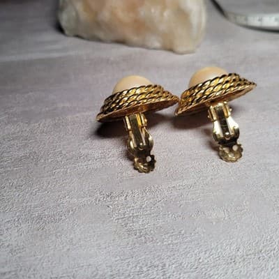 Classic Designer Quality Faux Pearl & Gold Tone Braided Circle Clip Earrings - Thumbnail 3