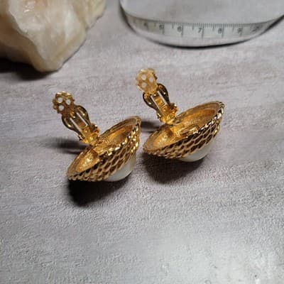 Classic Designer Quality Faux Pearl & Gold Tone Braided Circle Clip Earrings - Thumbnail 5