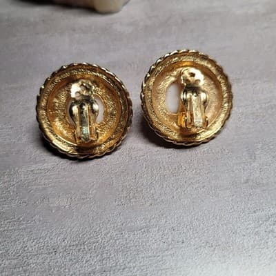 Classic Designer Quality Faux Pearl & Gold Tone Braided Circle Clip Earrings - Thumbnail 2