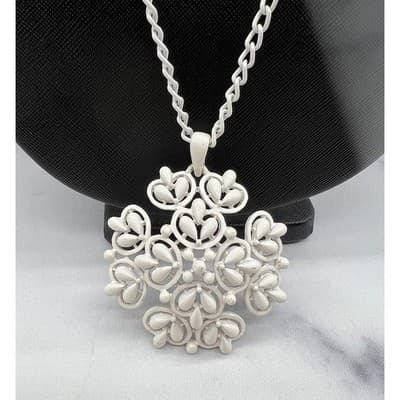 Vintage 1960s Crown Trifari White Enamel Necklace - Thumbnail 2