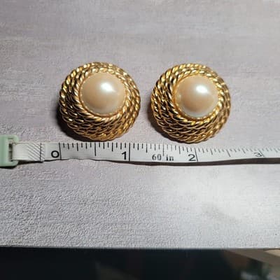 Classic Designer Quality Faux Pearl & Gold Tone Braided Circle Clip Earrings - Thumbnail 7