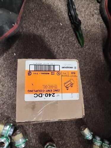 Box of 50 Bridgeport 240-DC Die Cast Zinc EMT Set Screw Couplings, 1/2" nos - Image 1