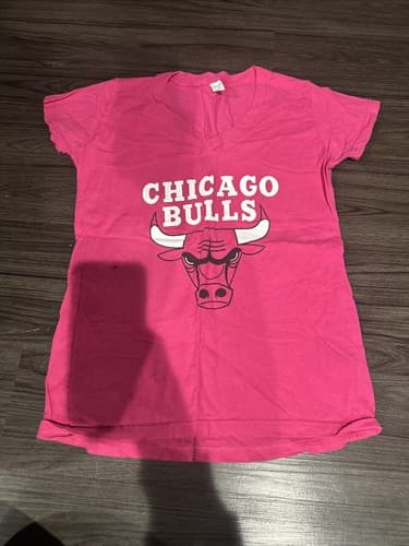Chicago Bulls Women's Logo Pink Shirt Size Medium - Image 1