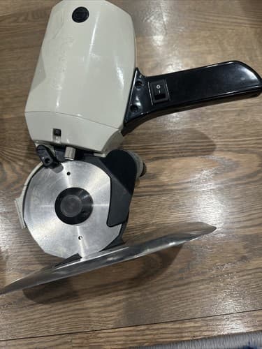 YAMATA YCM-40 ELECTRIC CLOTH CUTTER FABRIC CUTTING MACHINE - Thumbnail 3