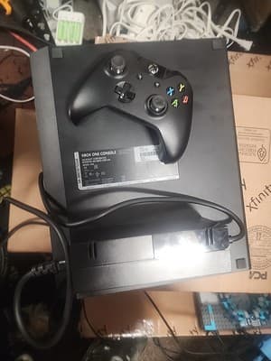 Microsoft Xbox One 500GB Bundle - Image 1