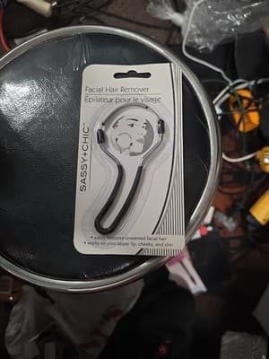 Facial Hair Remover Sassy-Chic Manual Epilator - Easily Removes - Image 1