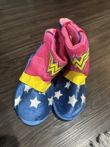 Wonder Woman Girls Boot Slippers w/ Cape Backs Size L 9/10 - Image 1