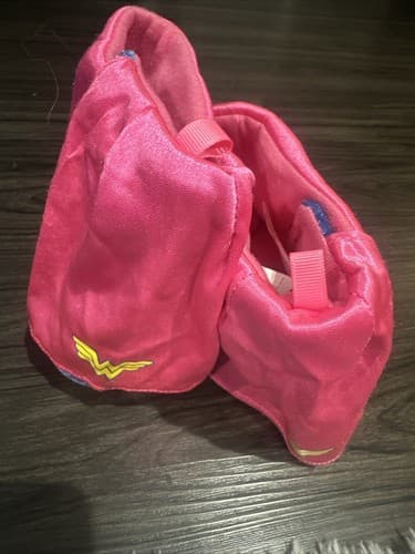 Wonder Woman Girls Boot Slippers w/ Cape Backs Size L 9/10 - Thumbnail 2