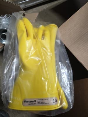 Honeywell Salisbury E0011Y/10Lineman Rubber Gloves Type I Class 00 Size 10 - Image 1