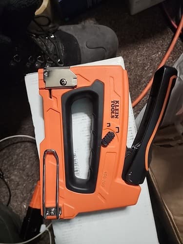 Klein Tools 450-100 Loose Cable Stapler - Image 1