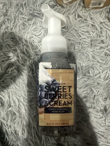 BATH BODY WORKS SWEET BERRIES & CREAM GENTLE FOAMING HAND SOAP WASH 8.75 OZ - Image 1