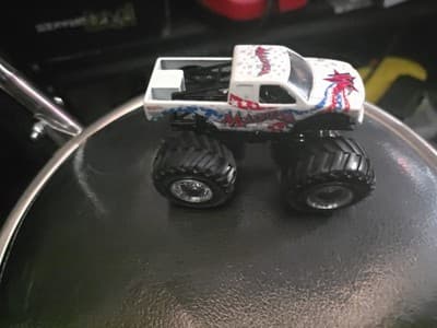 Hot Wheels Monster Jam Madusa 1:64 Monster Truck White With Stars And Stripes - Image 1