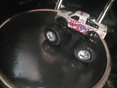 Hot Wheels Monster Jam Madusa 1:64 Monster Truck White With Stars And Stripes - Thumbnail 3