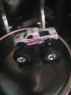 Hot Wheels Monster Jam Madusa 1:64 Monster Truck White With Stars And Stripes - Thumbnail 2