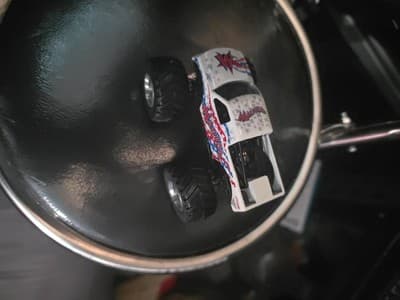 Hot Wheels Monster Jam Madusa 1:64 Monster Truck White With Stars And Stripes - Thumbnail 4