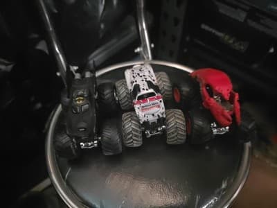 Batman Hot Wheels Diecast Monster Truck 1:64 & Crush Station &monster Mutt Dalma - Image 1