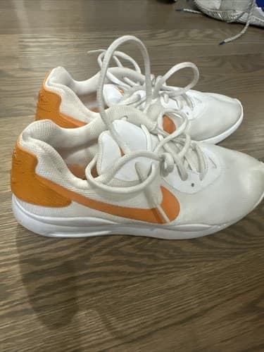 Women Nike Air Size 8 White And Orange Sneakers **FREE SHIPPIING** Gym Workout - Thumbnail 2