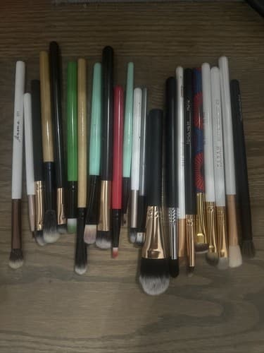 22 PCS Make Up Brushes Set Eyeshadow Eyeliner Etc - Image 1
