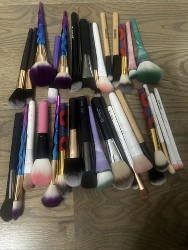 32 PCS Make Up Brushes Set Eyeshadow Eyeliner Lip Powder Foundation - Image 1