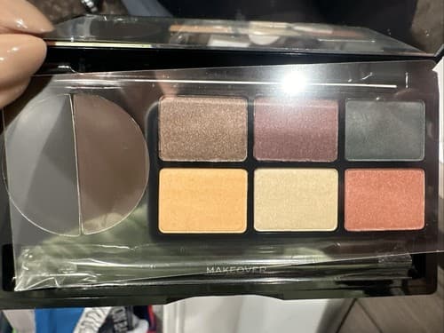 ME Makeover Essentials IntrigueMe Eye Shadow Compact- IllusionME color set - Thumbnail 2
