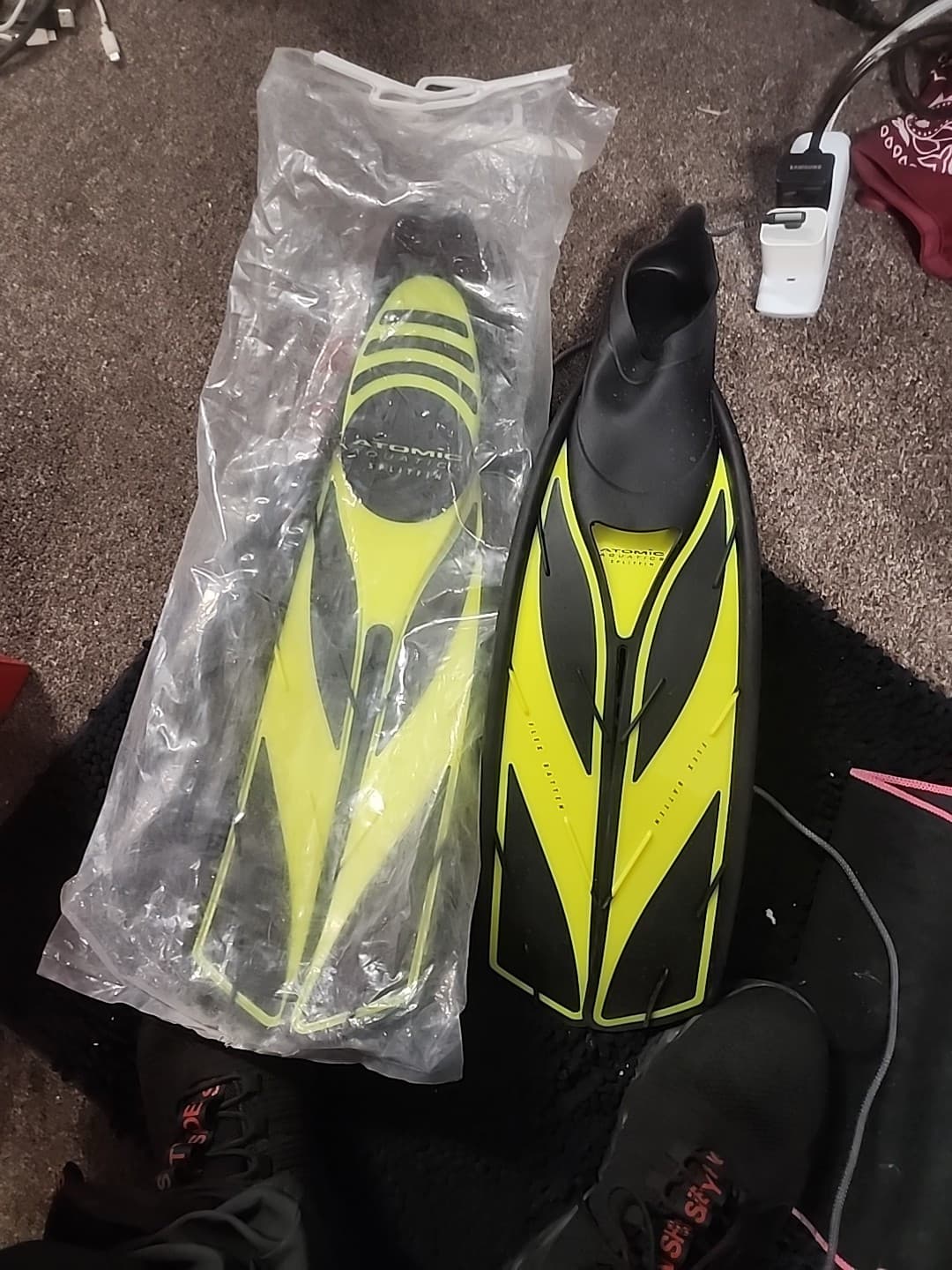 Atomic Aquatics Split Fin Full Foot 4.5-5.5 Yellow Black - Swim Scuba Flippers - Image 1