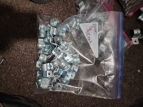 Lot of (40) Minerallac #145 3/4" EMT Jiffy Clip Conduit Strap Clamp 3/4" 1-Hole - Image 1