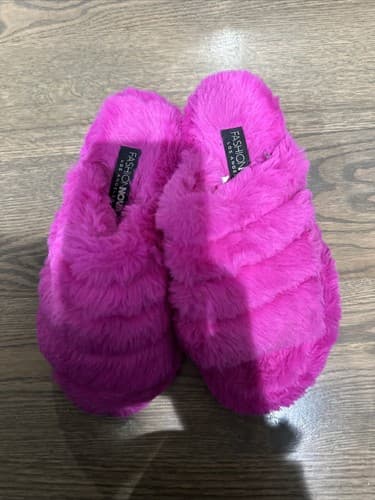 fashion nova pink furry slipper shoes Size 6 Pink - Image 1