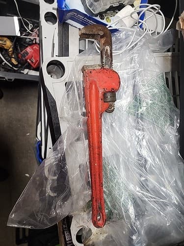 18" Heavy Duty Pipe Wrench - Image 1