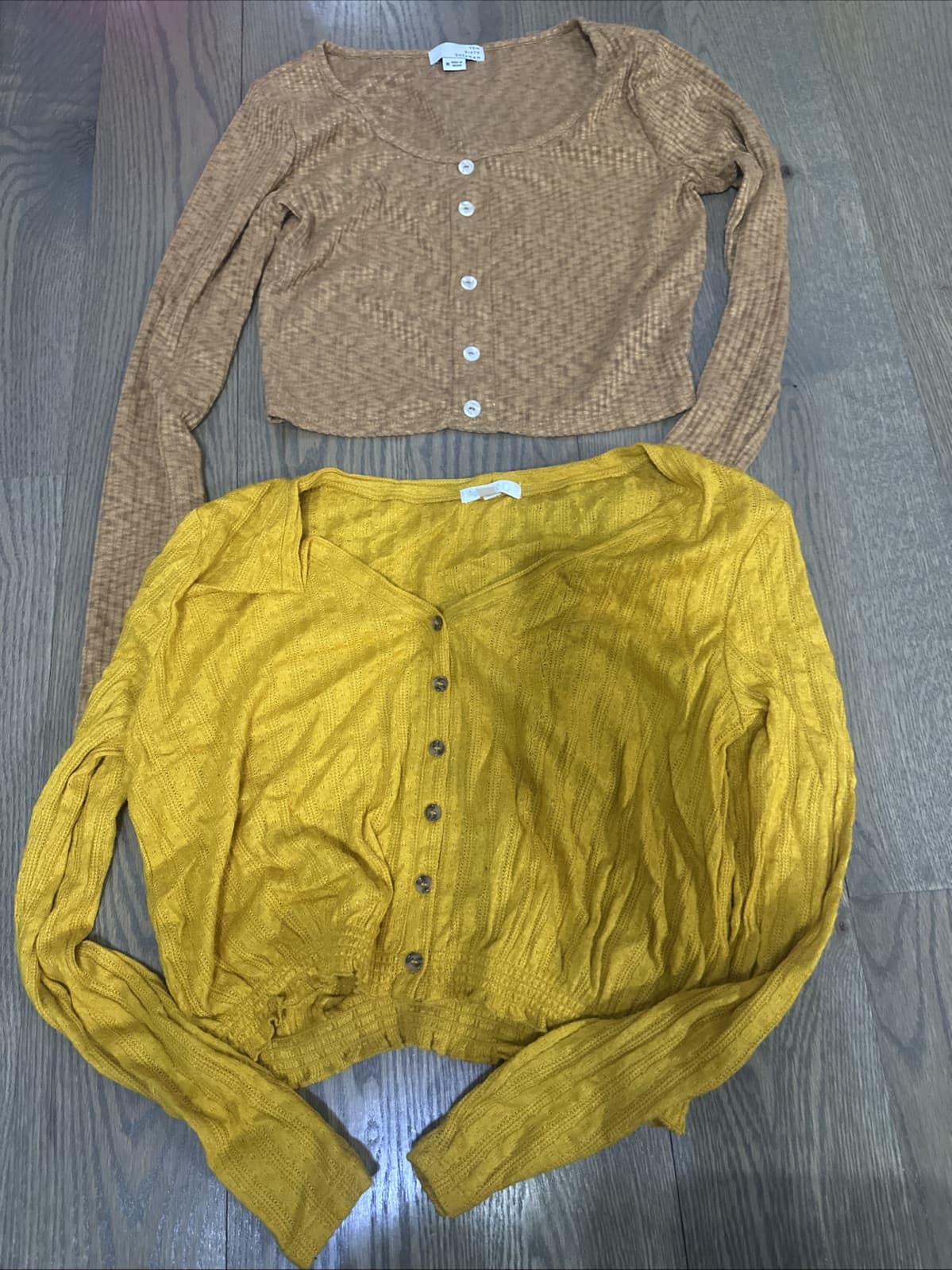 Lot of 2 Women's Long-sleeve Shirts Size Medium - Image 1
