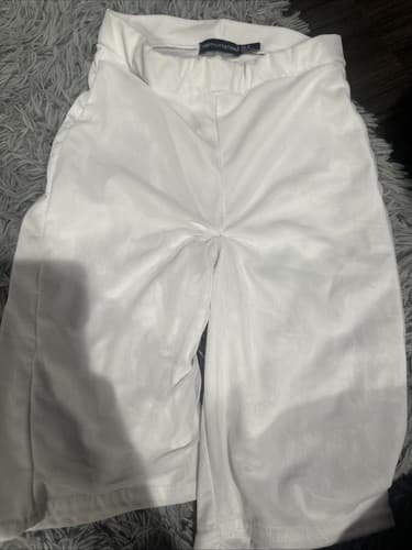 pretty little thing White Shorts SZ 2 - Image 1