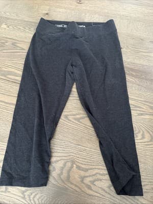 Sonoma Goods for Life The Sporty medium womens Gray leggings Capri - Image 1