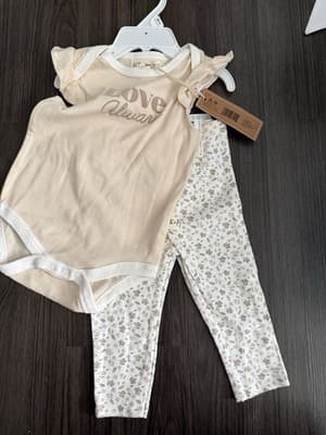 Girls 2 Piece Outfit Set Size 6-9M Bodysuit And Floral Pants New - Image 1