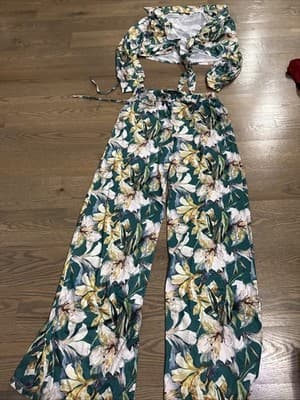 Women 2 piece outfit Medium Top And Pants - Image 1