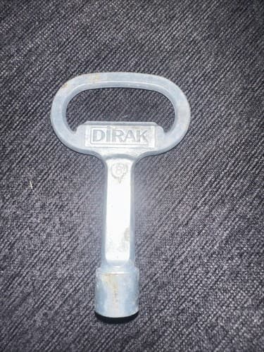 Dirak Triangle key lot Of 2 No.8 - Image 1