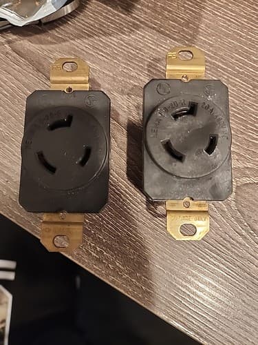 PASS & SEYMOUR L820-R TURNLOK RECEPTACLE 2pack - Image 1