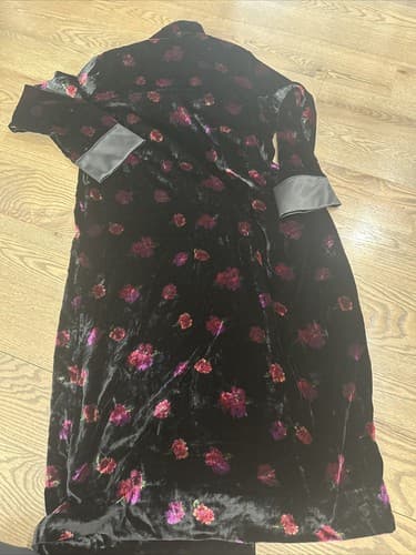 Victoria's Secret Floral Roses Black Bathrobe Women’s Size M - Thumbnail 4