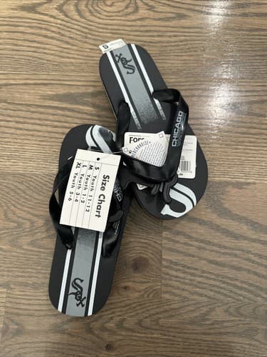 Chicago White SoxFlip Flop Boys Black/White Size S Youth 11-12 - Image 1