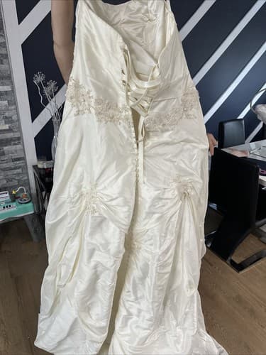 Wedding Dress Cream Size Medium - Thumbnail 2