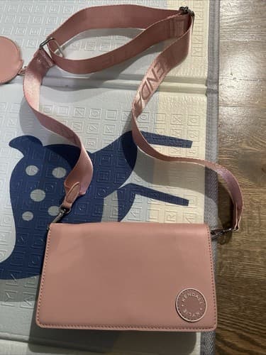Kendall + Kylie Crossbody Purse - PINK👛🎀🩷 - Image 1